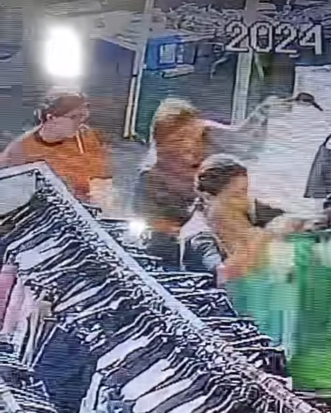 Pillan a trío de mujeres robando ropa en Tianguis de Playa del Carmen