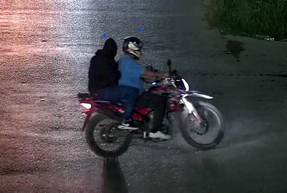 Sicarios que huyen en motocicleta Cross color rojo, después de ejecutar a mujer y su hijo de tan solo 10 años de edad en Cancún.