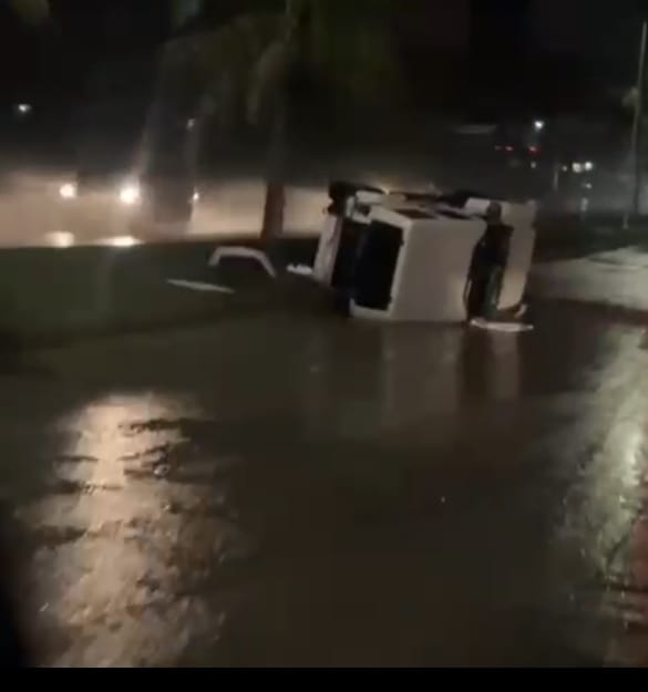 Uno de los automóviles terminó volcado en el camellón del Boulevard Colosio, por la Central de Abastos de Cancún
