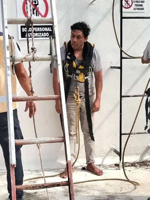 Tras 21 horas con 24 minutos, el joven ladrón decidió bajar de la torre de CFE donde se subió para no ser detenido.
