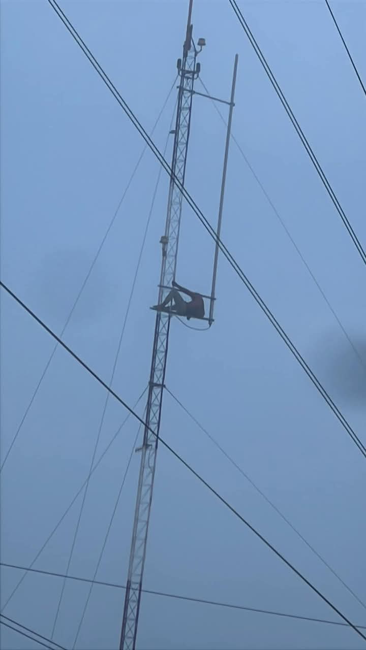 Desde hace más de 18 horas un joven se mantiene en la parte superior de una antena de la Superintendencia de la Comisión Federal de Electricidad (CFE) en Chetumal y amenaza con aventarse al vacío.