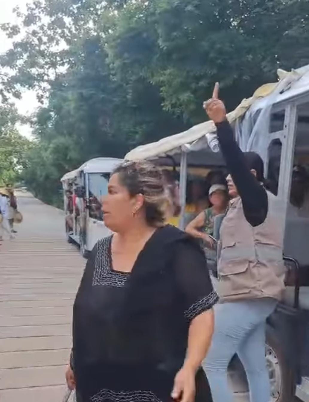 La manera altanera y el trato grosero fue lo que enojó a unas turistas, que querían solo disfrutar en familia de la zona arqueológica de Tulum y del parque “El Jaguar”.