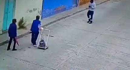 Un delincuente le robó su bolso a una ancianita en las calles de San Luis Potosí y en el forcejeo la lesiona, ya que la tiró al suelo.