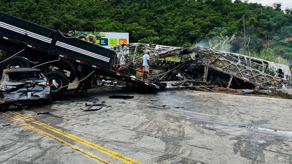 Mueren 38 personas tras accidente de autobús en una carretera de Brasil