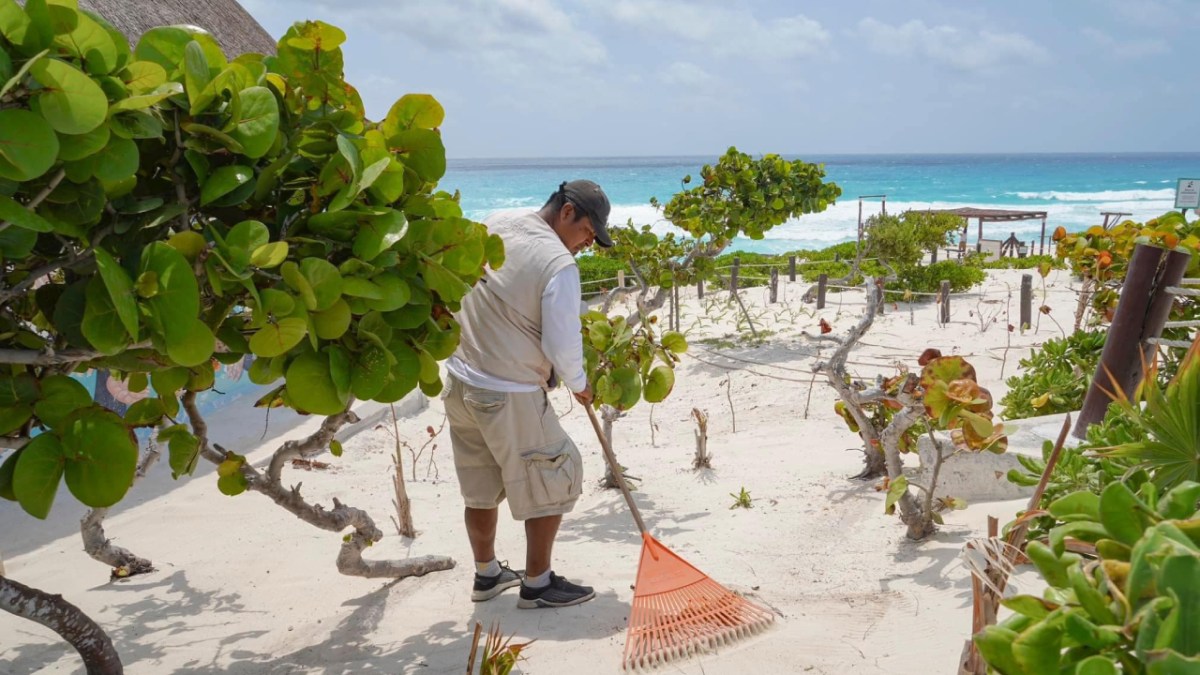 Aumenta basura en playas de Cancún por vacaciones