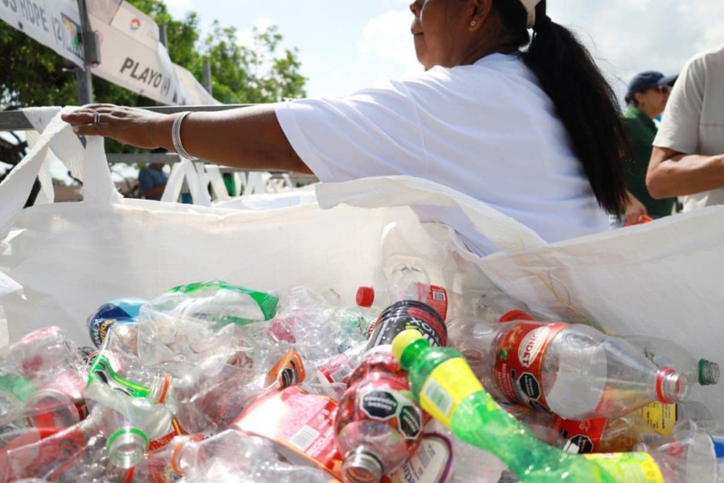 Aumenta basura en playas de Cancún por vacaciones
