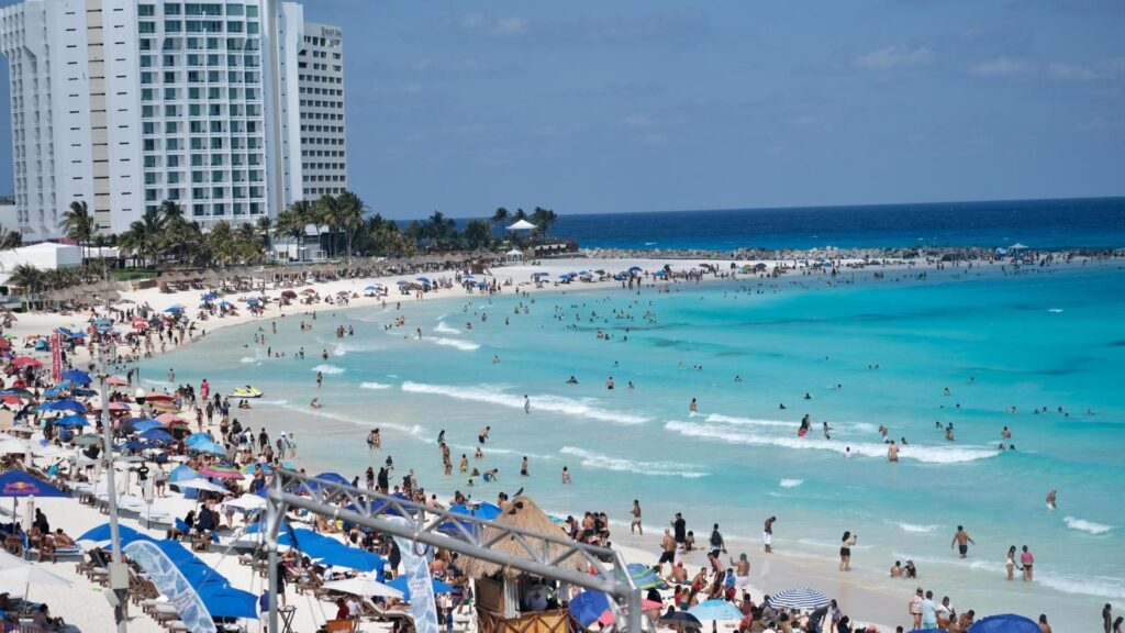 Aumenta basura en playas de Cancún por vacaciones