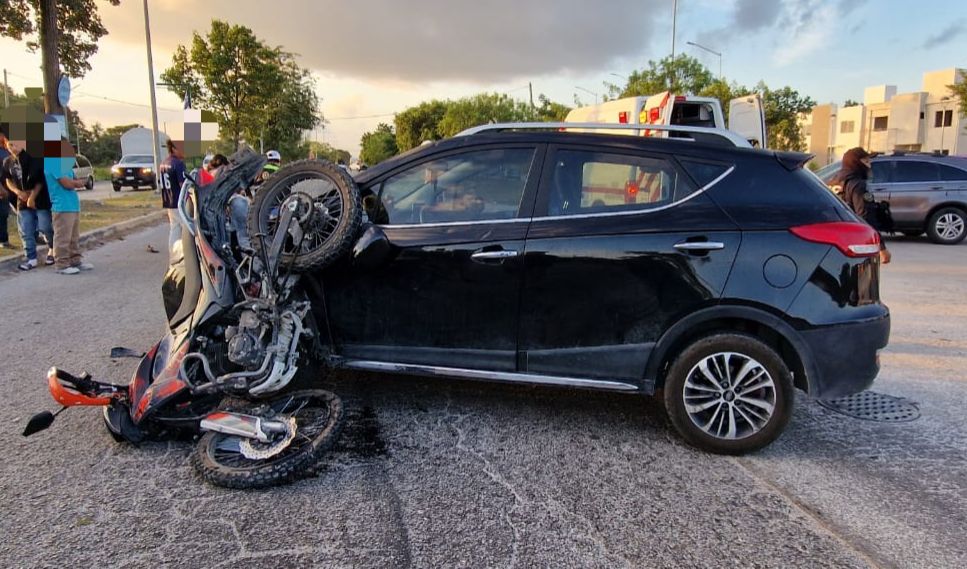 Impacta camioneta a motociclista en la Arco Norte, de Cancún