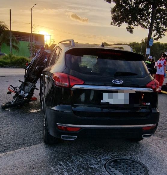 Impacta camioneta a motociclista en la Arco Norte, de Cancún