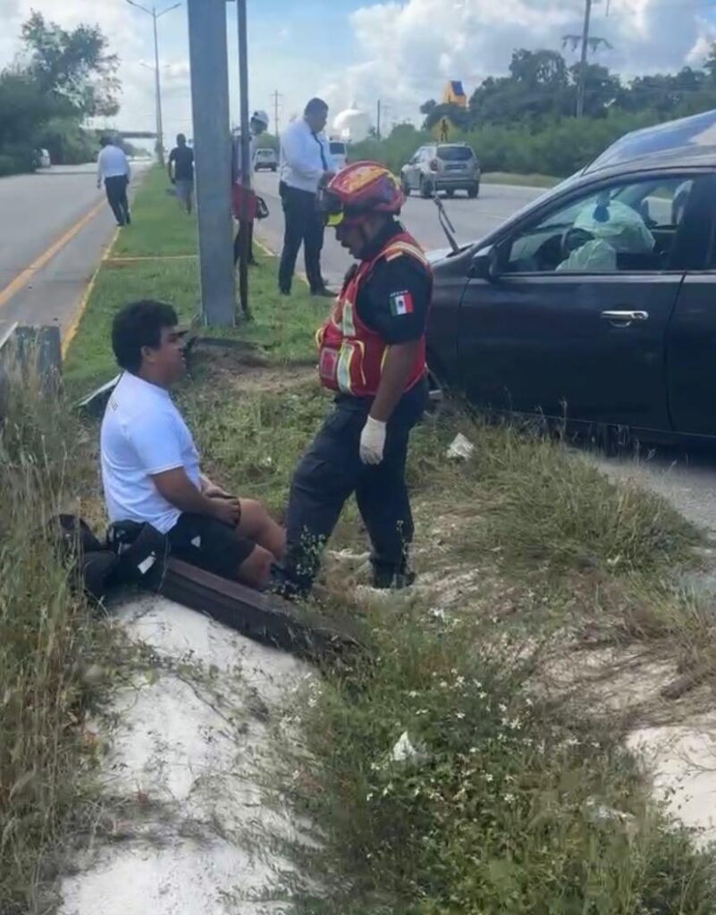 Automóvil choca fuertemente por esquivar a un animal afuera del Hotel Barceló