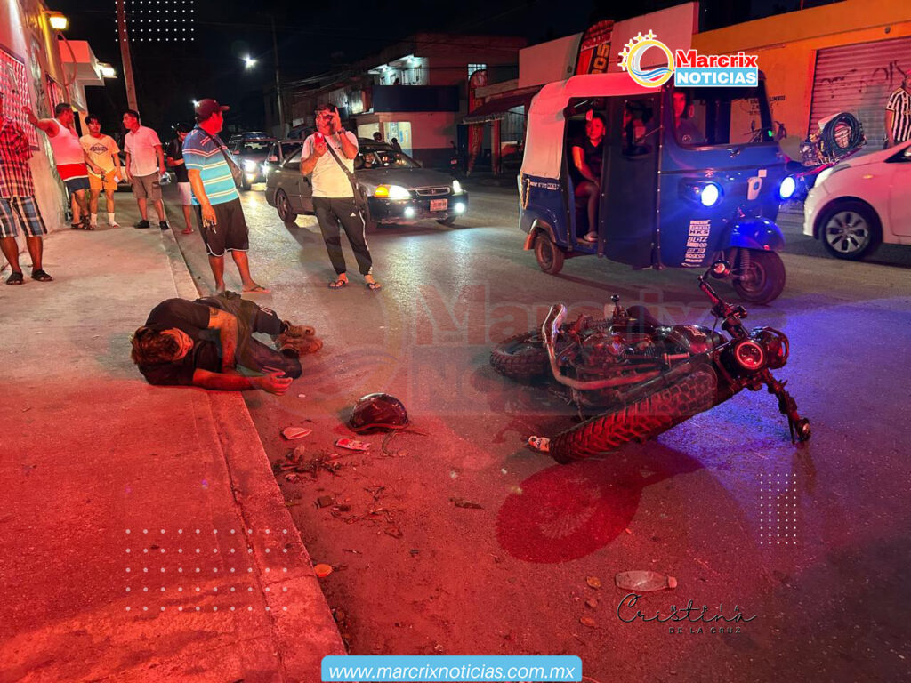 Chocan dos motocicletas en Cancún y deja a cinco personas lesionadas