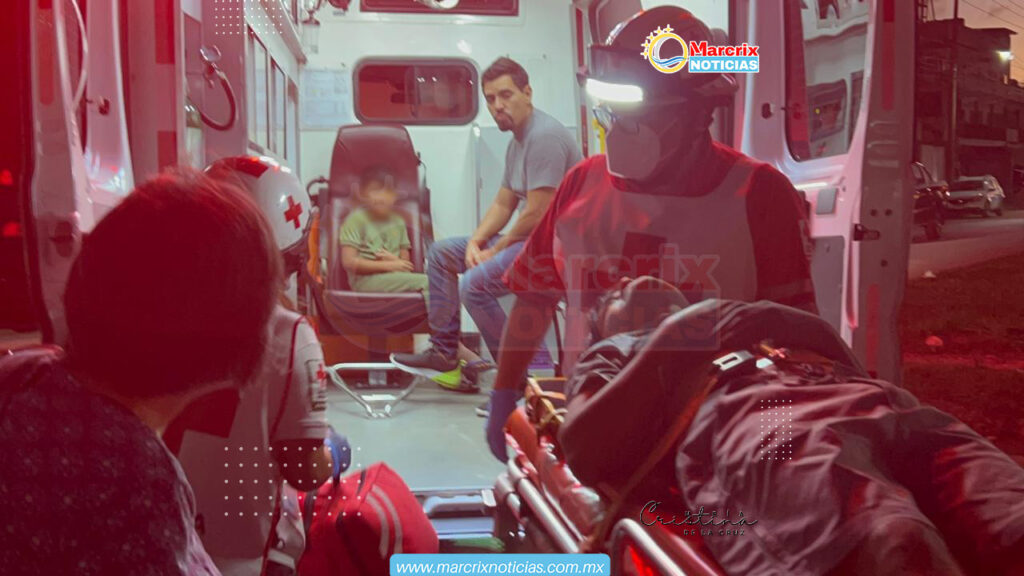 Chocan dos motocicletas en Cancún y deja a cinco personas lesionadas