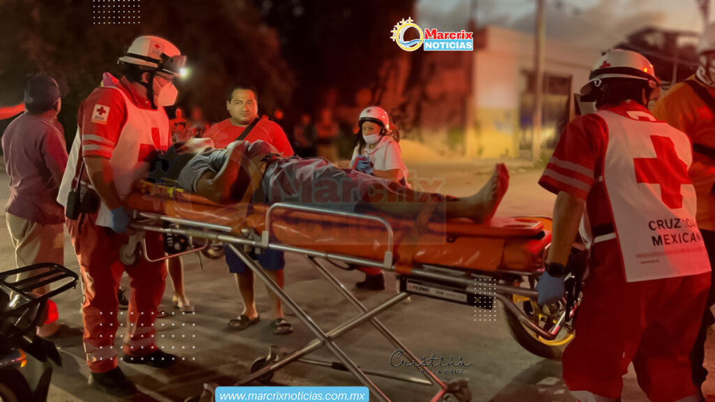 Chocan dos motocicletas en Cancún y deja a cinco personas lesionadas