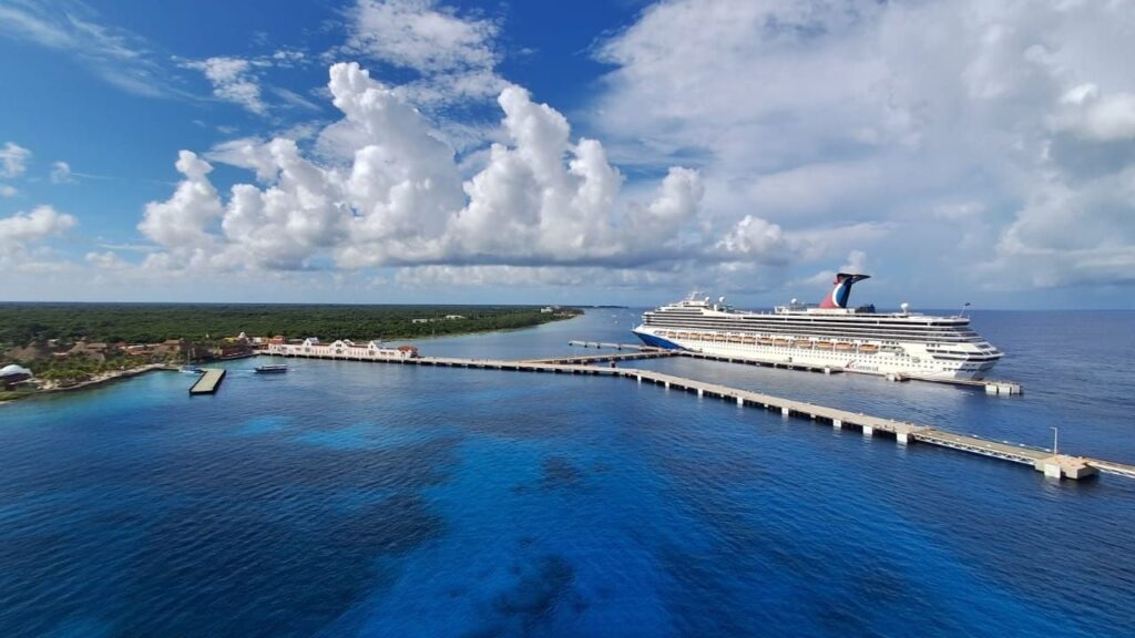 Acuerdan navieras y autoridades de Quintana Roo cobro de 5 dólares a cruceristas