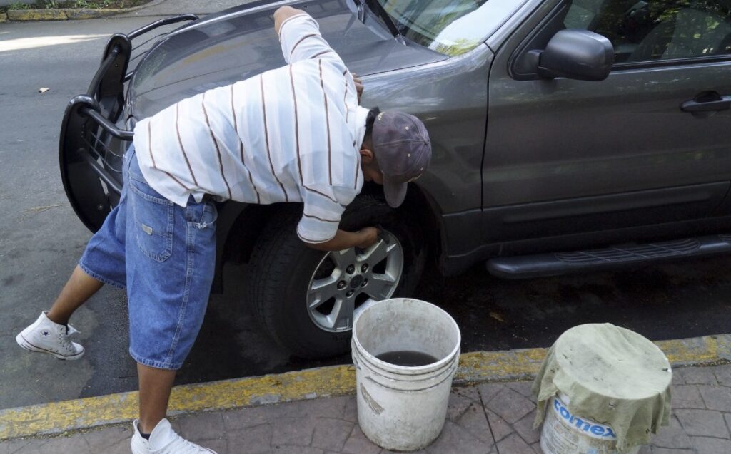 Arrestan en Ciudad de México a ‘franelero’ que cobraba 200 pesos