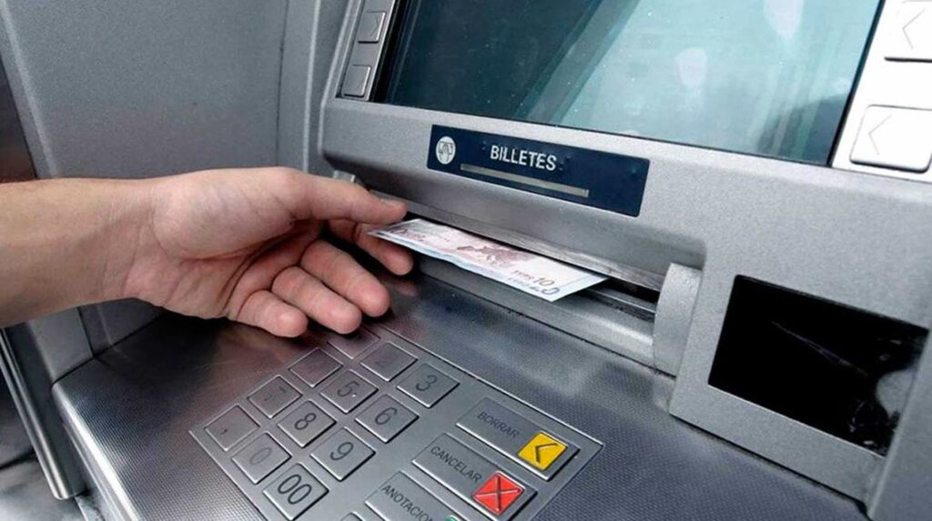 Usuarios previenen sobre nueva estafa en cajeros automáticos, en México
