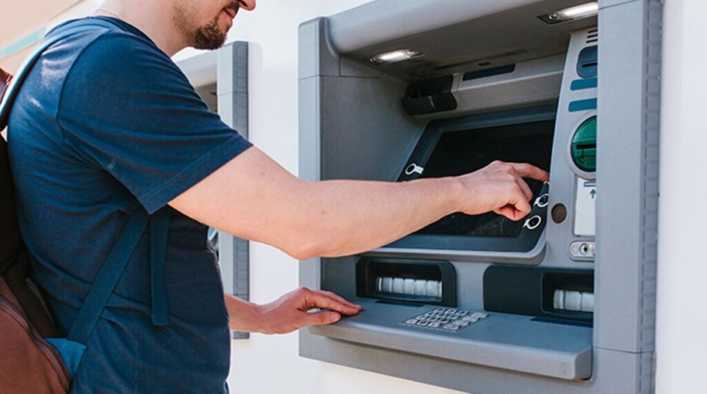 Usuarios previenen sobre nueva estafa en cajeros automáticos, en México