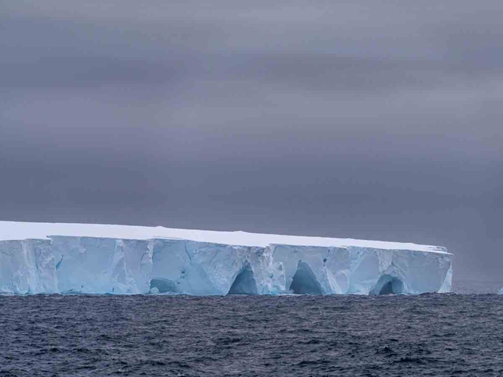 Se desprende gran iceberg en el Ártico
