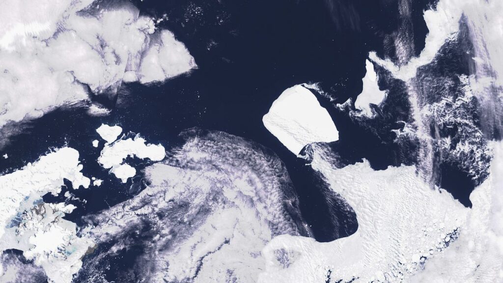 Se desprende gran iceberg en el Ártico