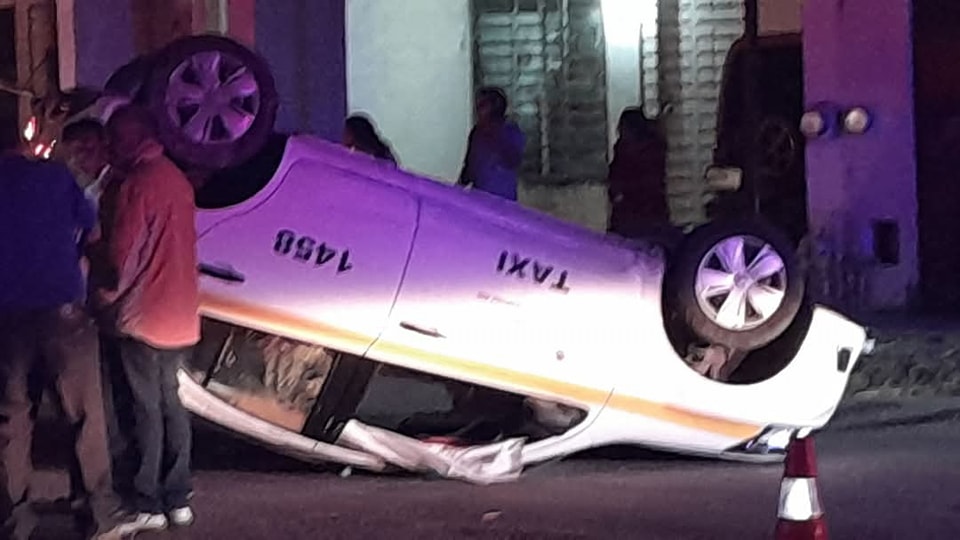 Por exceso de velocidad se volcó taxi en Chetumal
