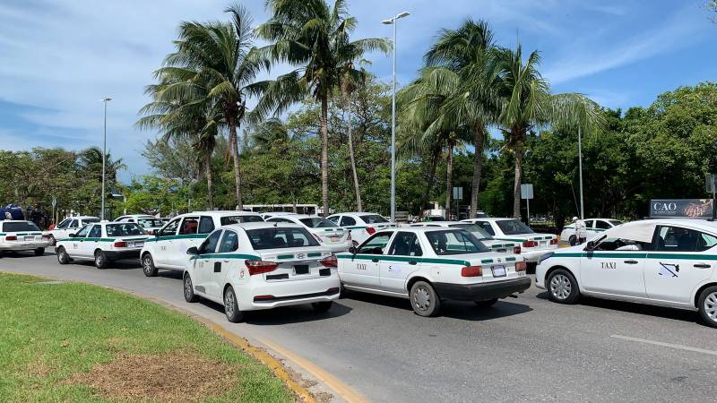 Taxistas de Cancún vuelven a intimidar a familia de viajeros