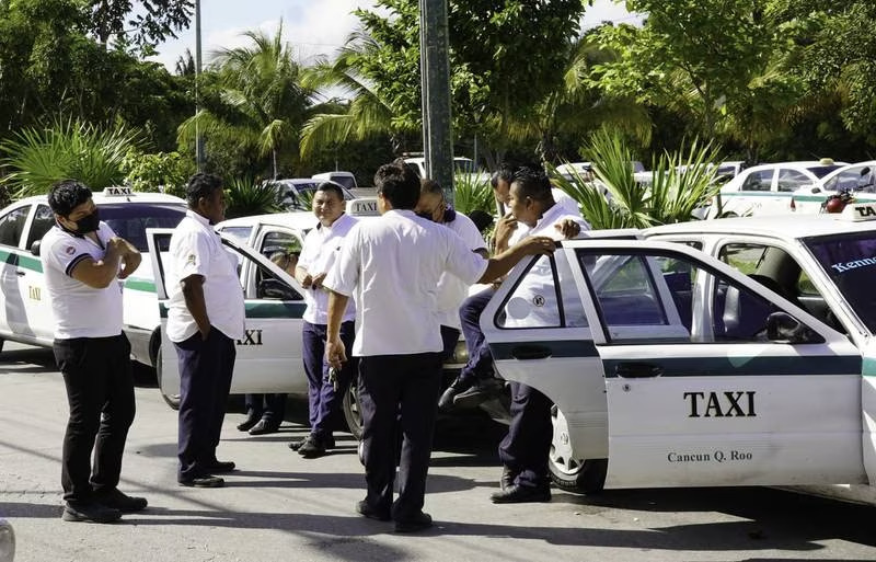 Taxistas de Cancún vuelven a intimidar a familia de viajeros