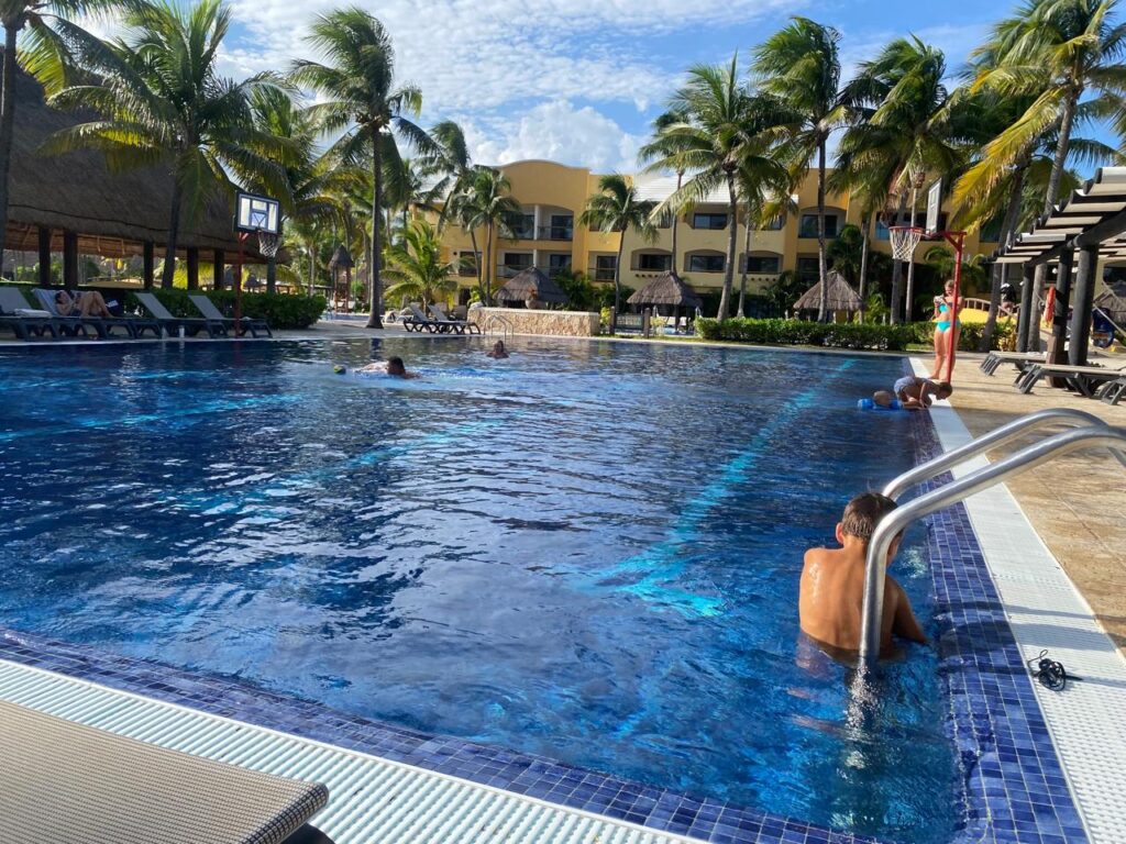 Preocupa a empresarios de Playa del Carmen incremento en impuestos a turistas