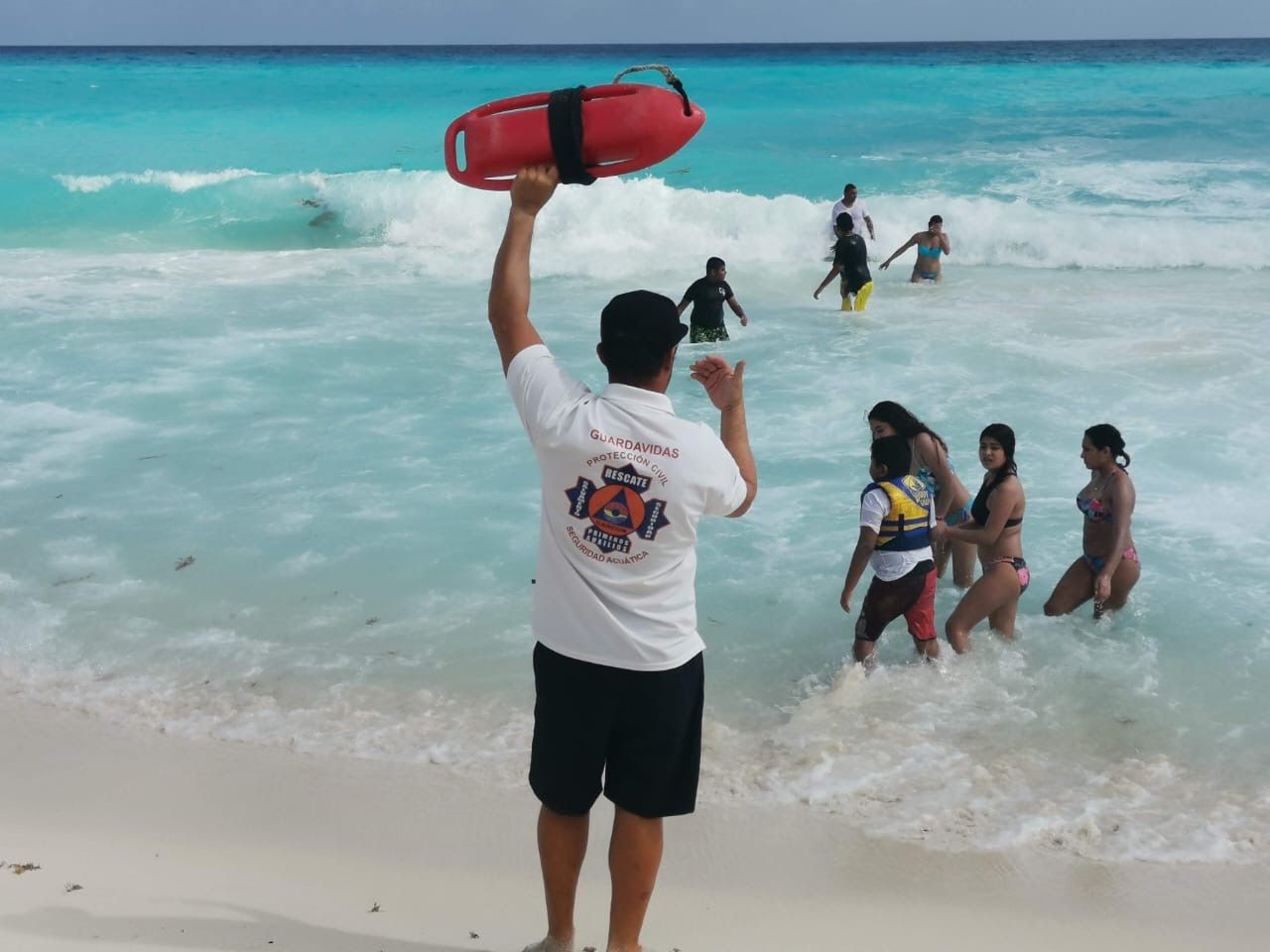 Aumentarán vigilancia de guardavidas en playas de Cancún por vacaciones