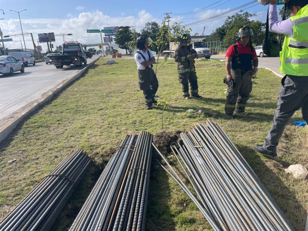 Vuelca camión en el Boulevard Colosio, en Cancún