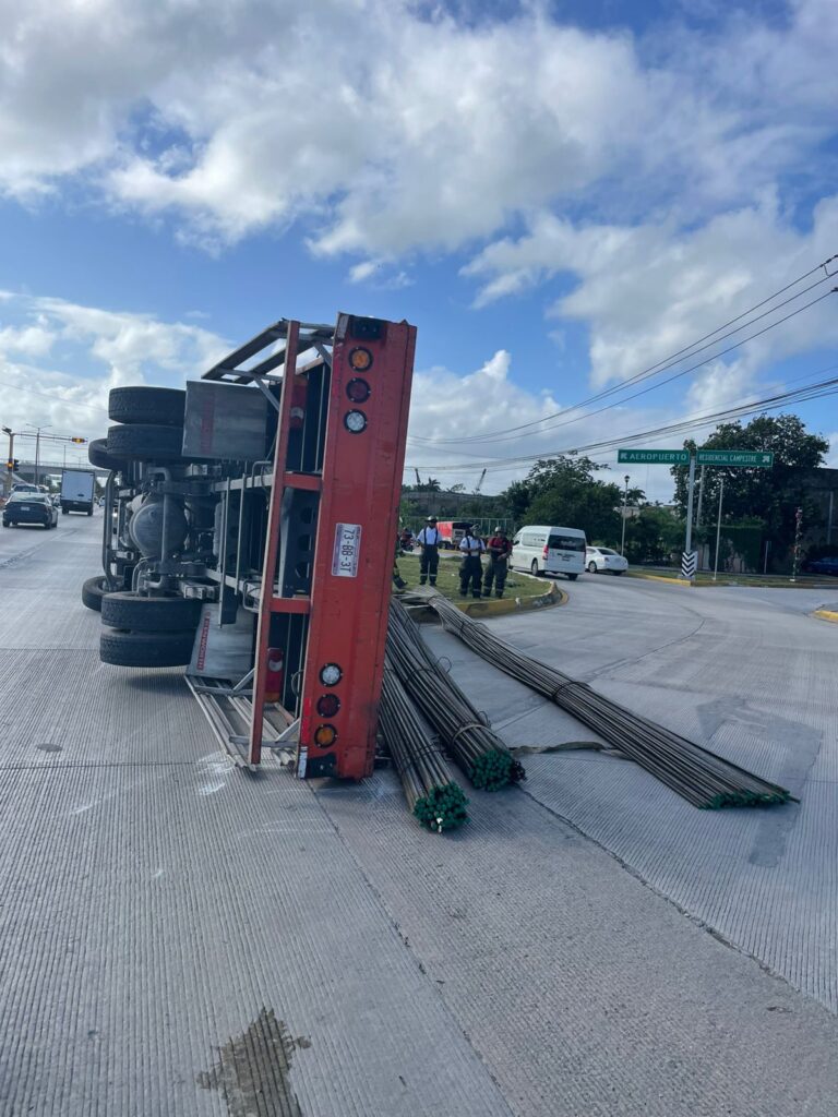 Vuelca camión en el Boulevard Colosio, en Cancún
