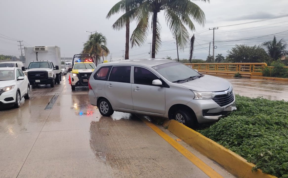 Es el segundo accidente por el pavimento mojado que acontece en el Boulevard Colosio de Cancún