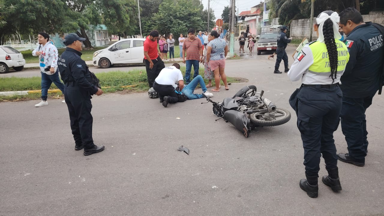 El accidente ocurrió en la calle Cedro con calle Francisco J. Mujica de la colonia Del Bosque, donde quedó el motociclista tirado en el pavimento