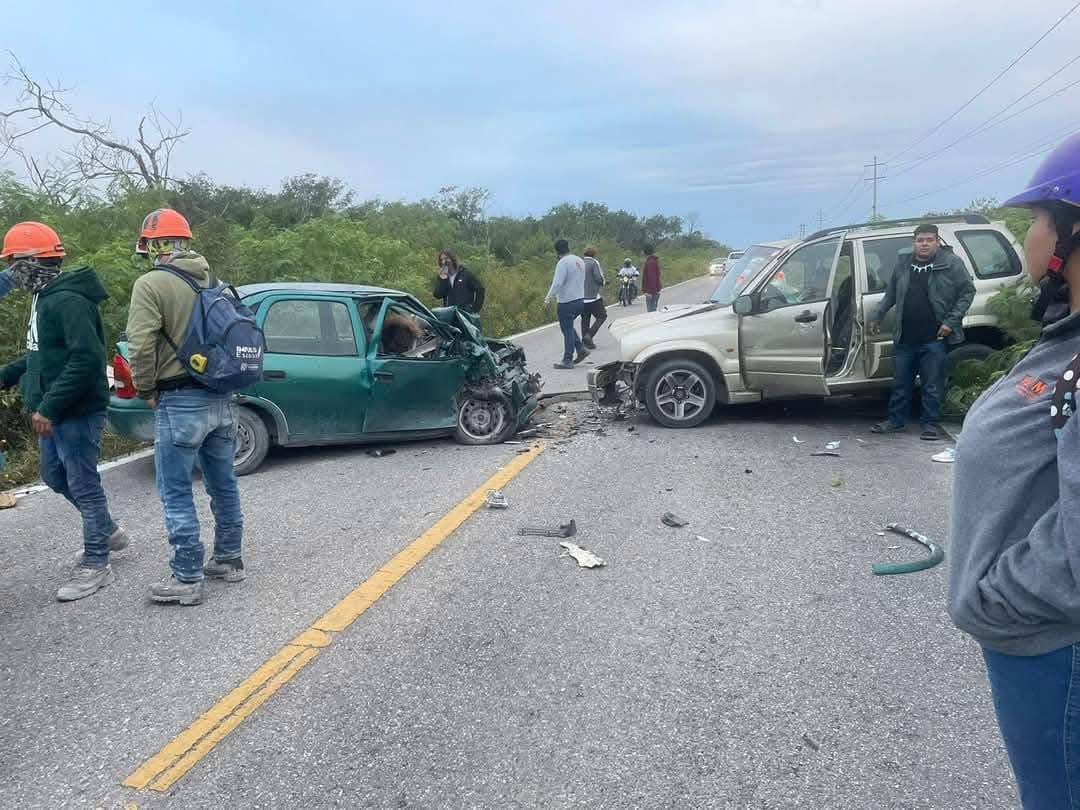 El vehículo de la fallecida maestra Ana Medina, un Chevy Monza color verde, quedó destrozado de la parte frontal.