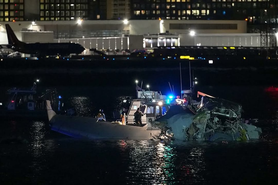 No hay sobrevivientes en el avionazo ocurrido en Washington. Solo 28 cuerpos de las 67 víctimas se han recuperado.