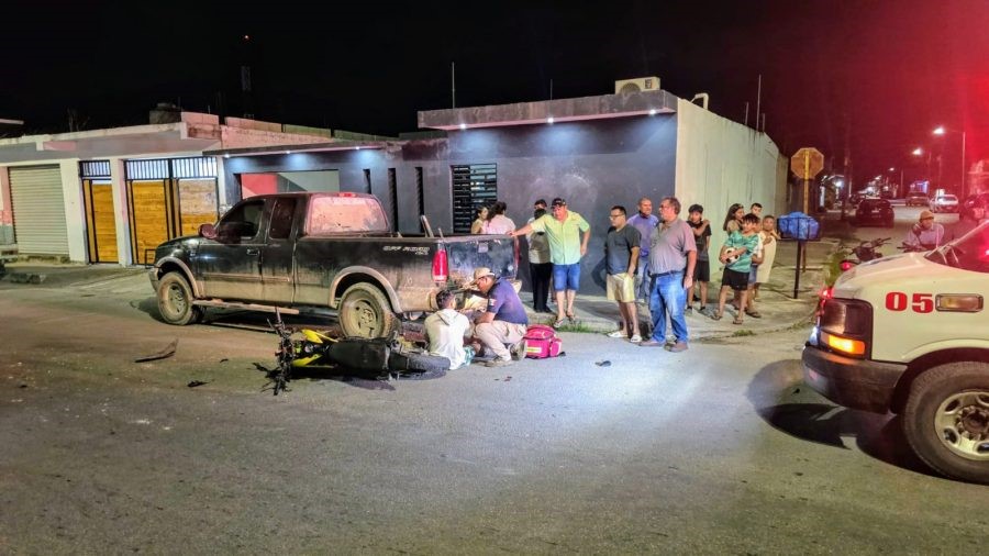 El percance ocurrió en el cruce de la avenida Nicolás Bravo y la calle Cuba en Chetumal., El conductor de una camioneta se “voló” el Alto