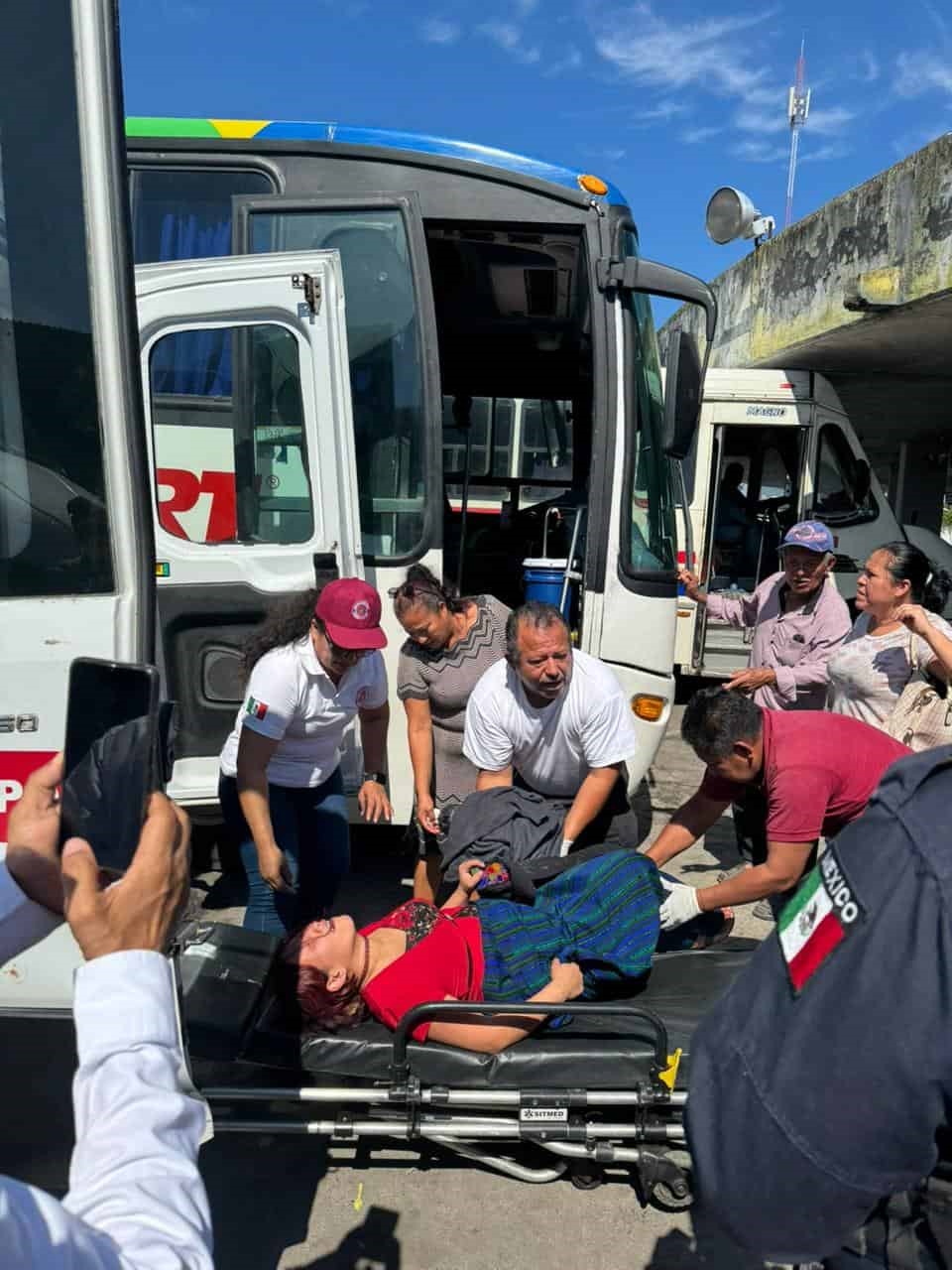 Una bebé no esperó más y nació dentro de un autobús en la central camionera de Huimanguillo, Tabasco, parto asistido por una pasajera.