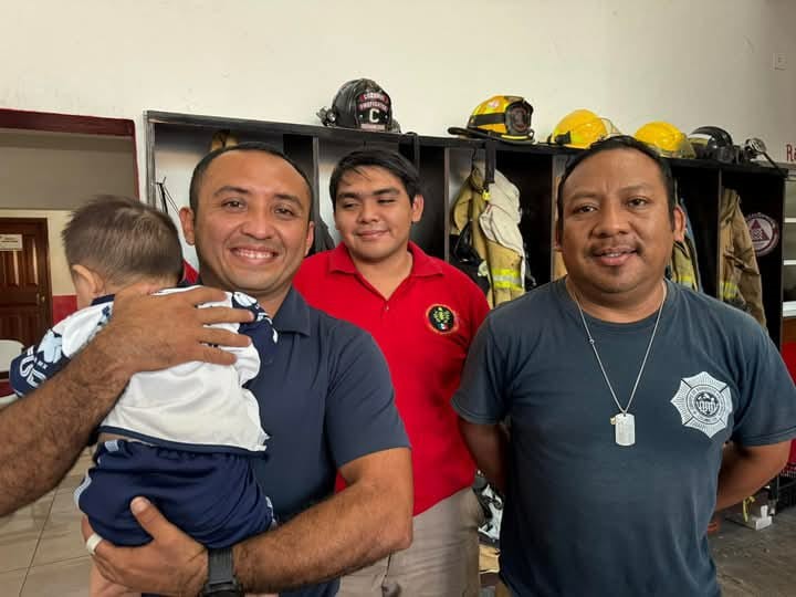 Tras atragantarse con comida, un bebé fue salvado de morir asfixiado por la oportuna intervención de los Bomberos de Cozumel.