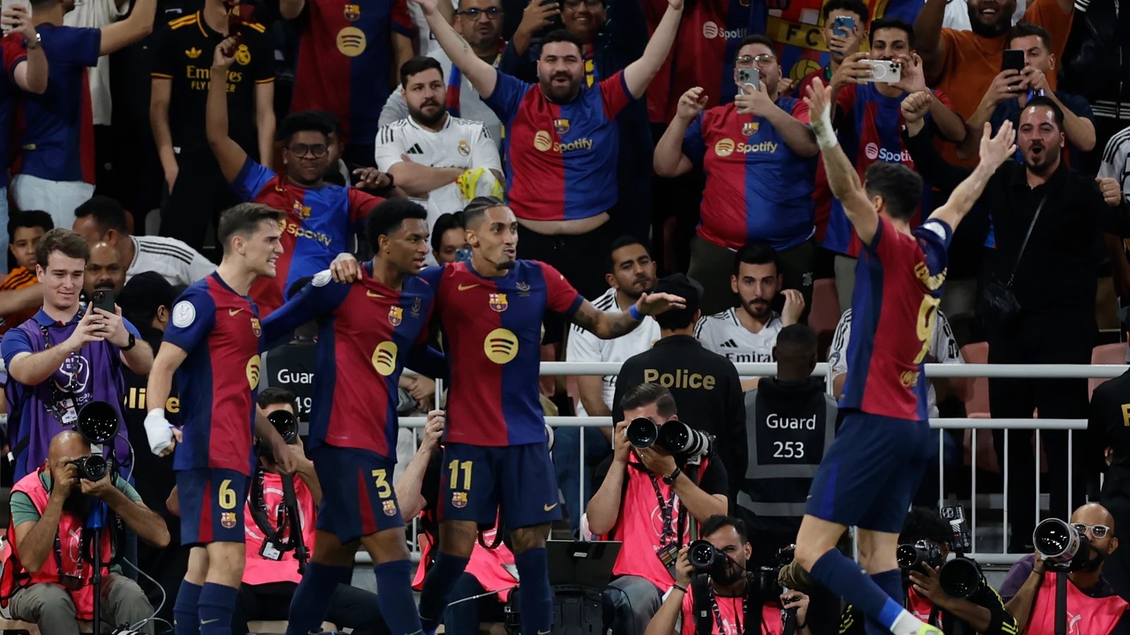En el Estadio King Abdullah, Barcelona venció al Real Madrid 5 goles a 2 y ganó la Super Copa de España en su décimo quinta ocasión.