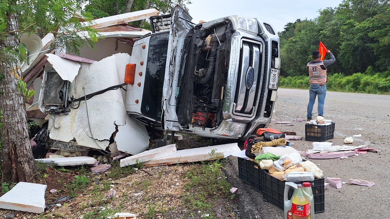Tras evitar un choque de frente con otro vehículo, cuando transitaba en la carretera federal 307 en el tramo Carrillo Puerto-Bacalar, hizo una maniobra evasiva y terminó volcado fuera de la carretera