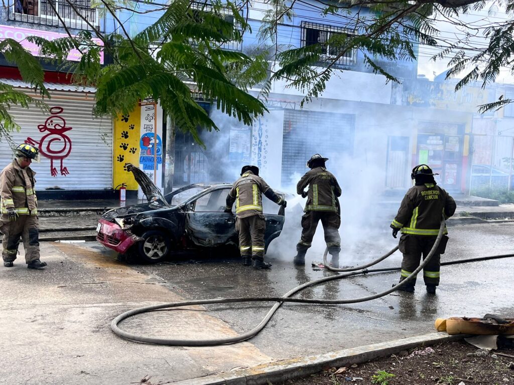 Automóvil se incendia por falla mecánica en Cancún