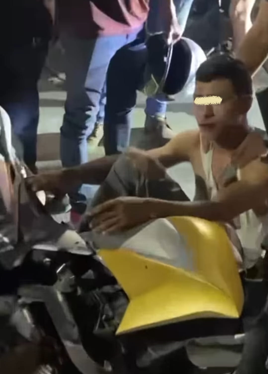 El joven de escasos 25 años, fue sorprendido cuando robaba partes de motocicletas en la Región 247, Fraccionamiento Villas Otoch en Cancún y lo lincharon.