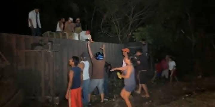 El tráiler de cerveza se vuelca y la rapiña se hizo presente en el puente El Zacatal cerca de Ciudad del Carmen, Campeche.