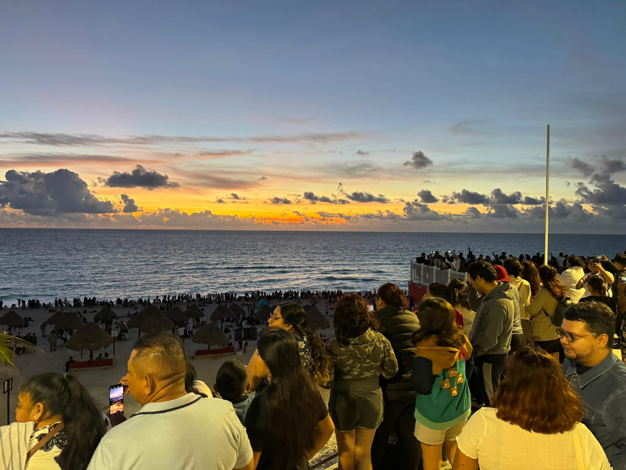 Turistas nacionales, extranjeros y ciudadanos de Quintana Roo recibieron los primeros rayos del sol en las playas en este 2025.