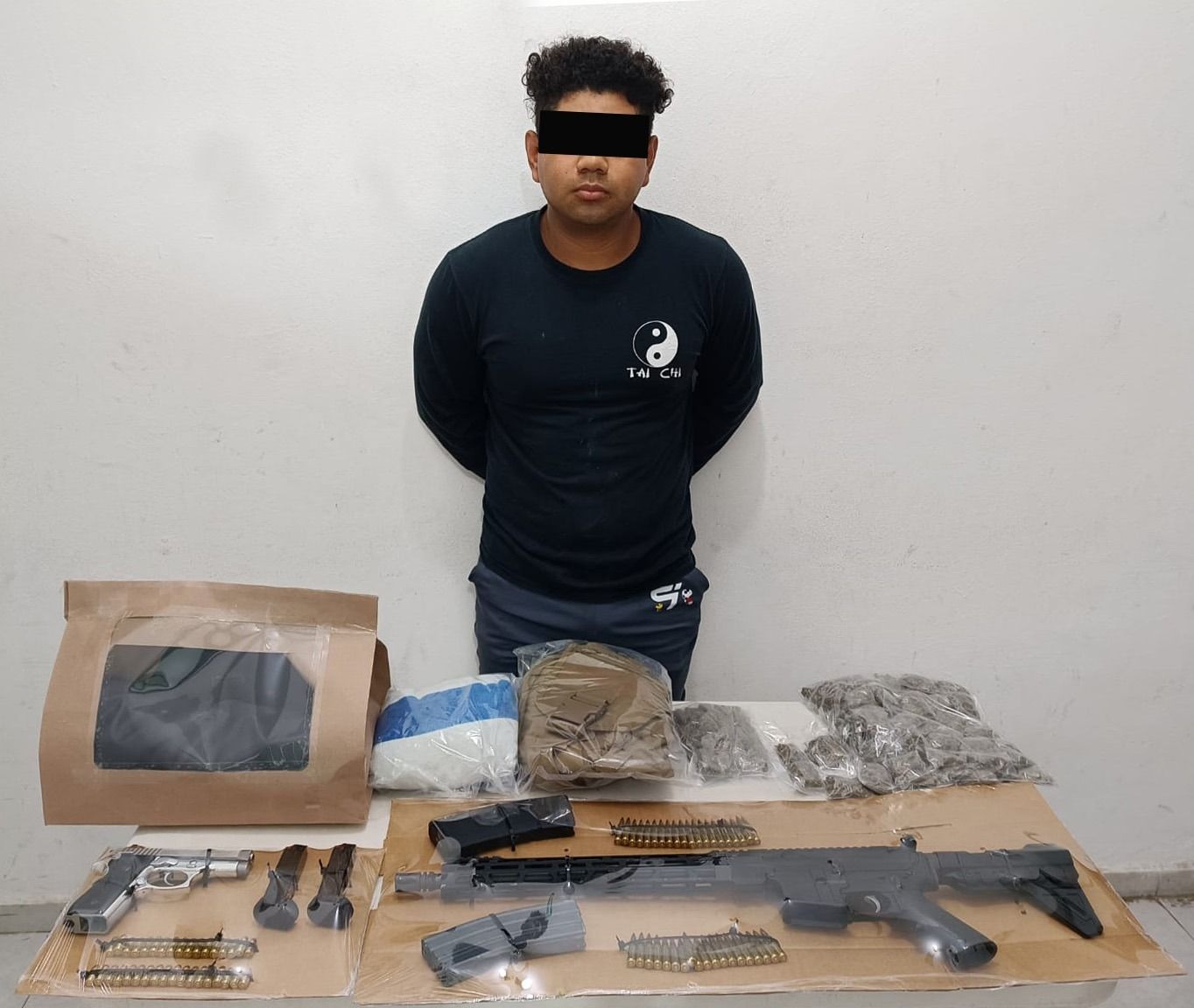 El detenido en flagrancia dijo llamarse Gustavo Ángel “N”, quien traía marihuana, una pistola calibre 380mm y un arma larga mejor conocida como “cuerno de chivo”.