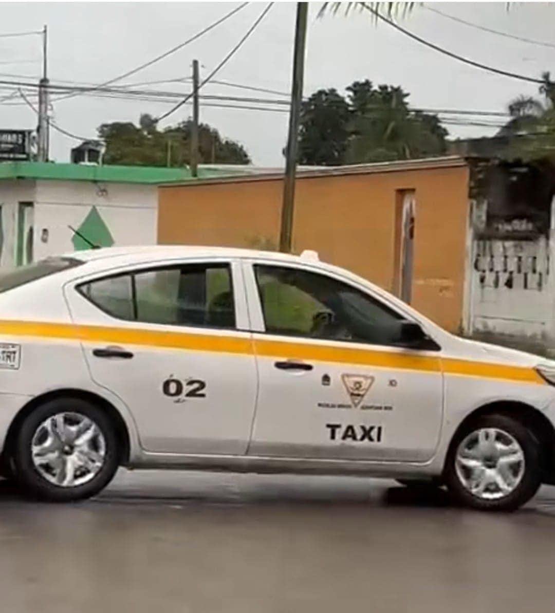 Taxista 02 del SUCHHA choca en las calles Juan José Ziordia con la Avenida Nápoles, en la ciudad de Chetumal y se da a la fuga. Motorepartidores lo atrapan.