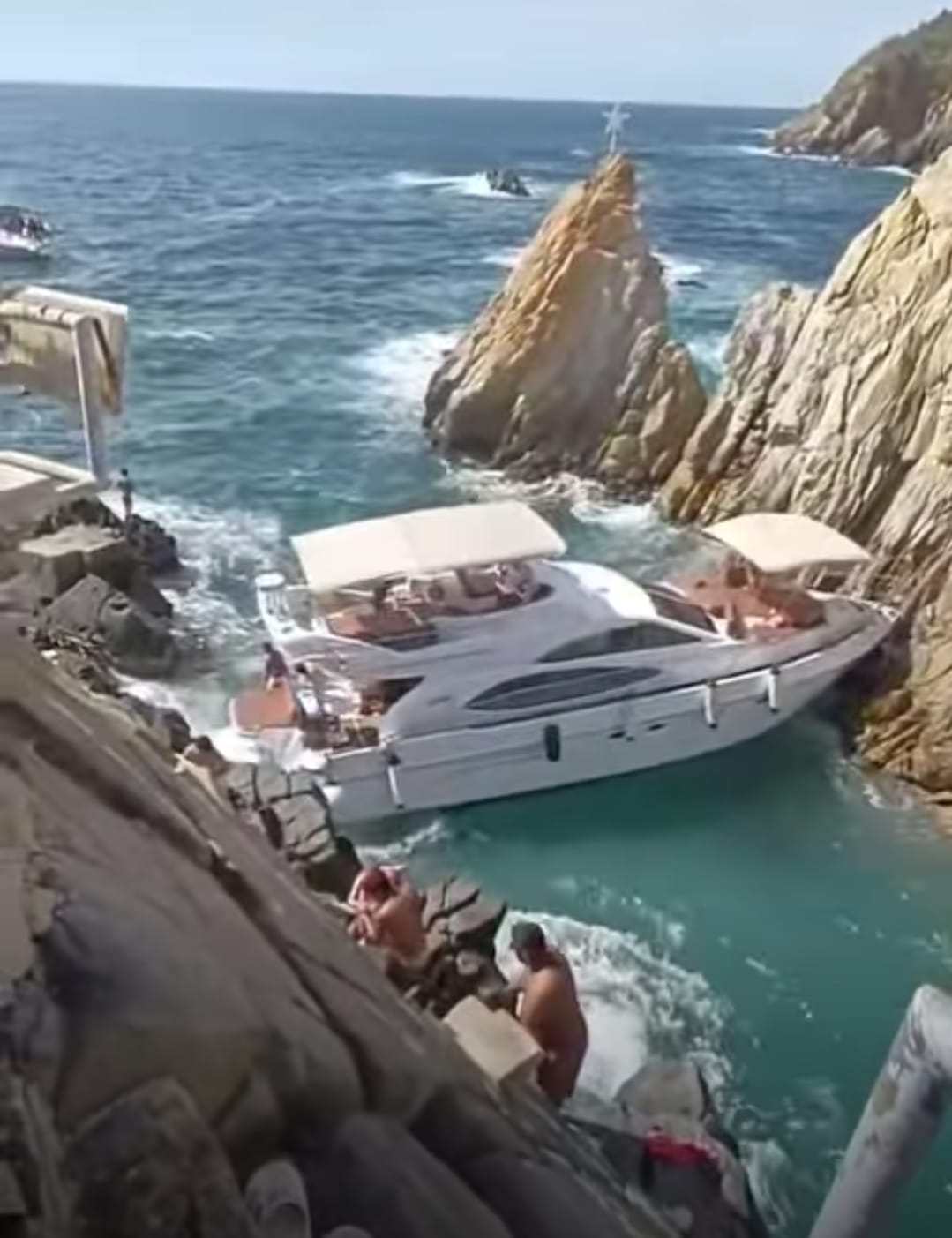 Se hunde Yate tras chocar contra arrecife en la Quebrada de Acapulco