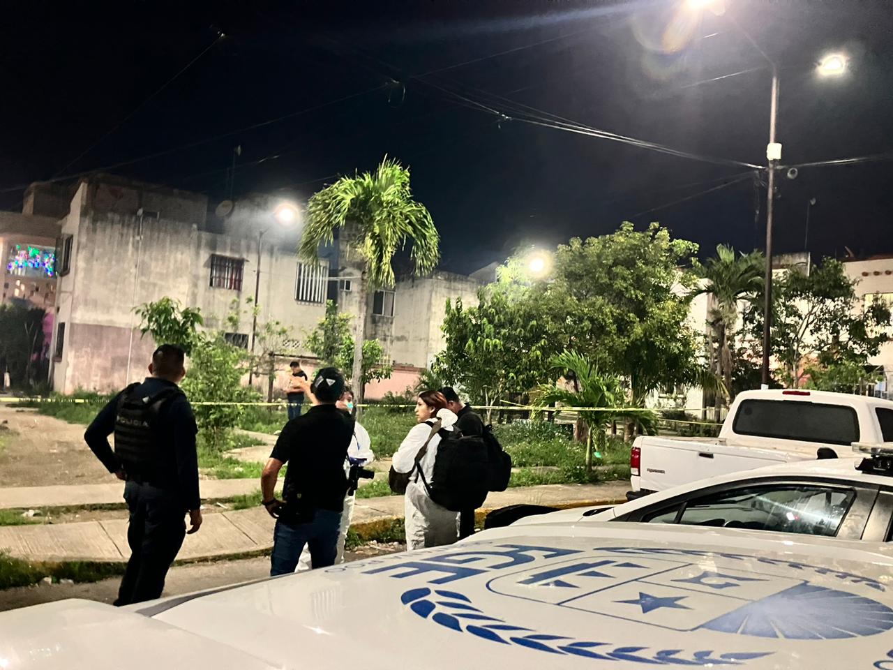 En el fraccionamiento Villas Otoch Paraíso en Cancún, en la Región 259, avenida Margaritas Manzana 106 lote 9, fueron baleadas tres personas.