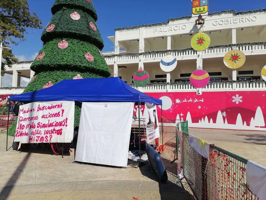 Las Madres Buscadoras iniciaron este plantón permanente el martes 31 de diciembre y colocaron pancartas y fotografías de desaparecidos en Quintana Roo
