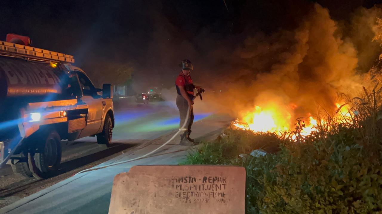 Un incendio consumió parte de la maleza en la supermanzana 235 de la ciudad de Cancún, sin heridos ni daños materiales.