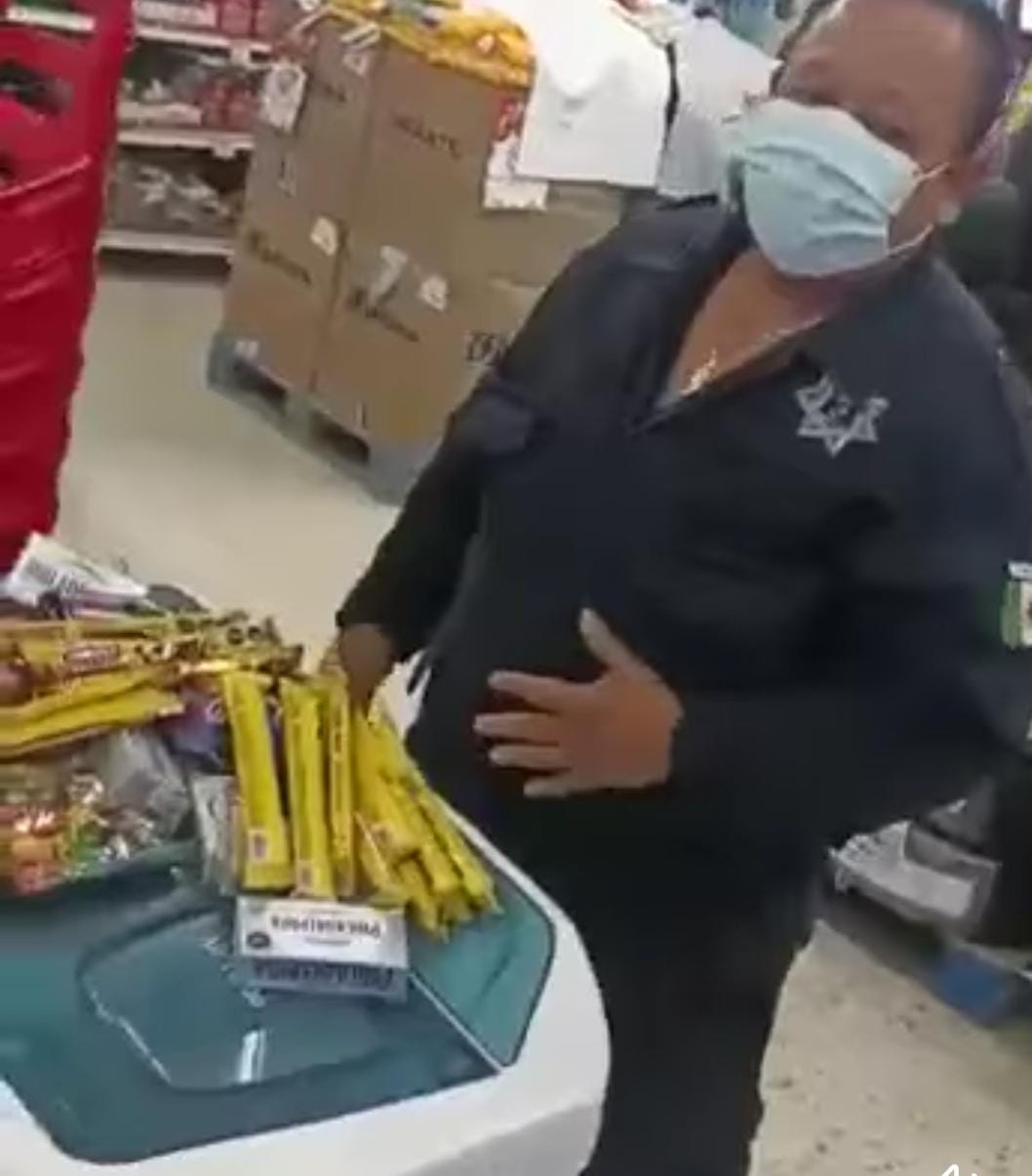 Un policía de Seguridad Ciudadana de Comalcalco Tabasco, fue exhibido robando mercancía entre sus ropas en el supermercado de Soriana de esa ciudad.